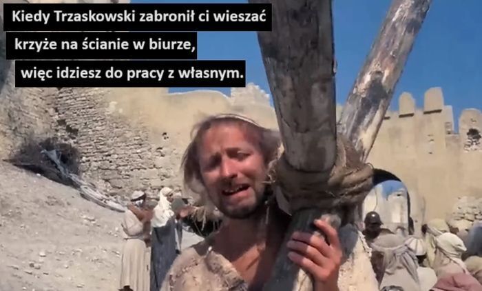 Kiedy Trzaskowski zabronił ci wieszać krzyże na ścianie w biurze, więc idziesz do pracy z własnym.