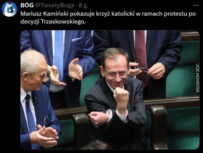 Mariusz Kamiński pokazuje krzyż katolicki w ramach protestu po decyzji Trzaskowskiego.